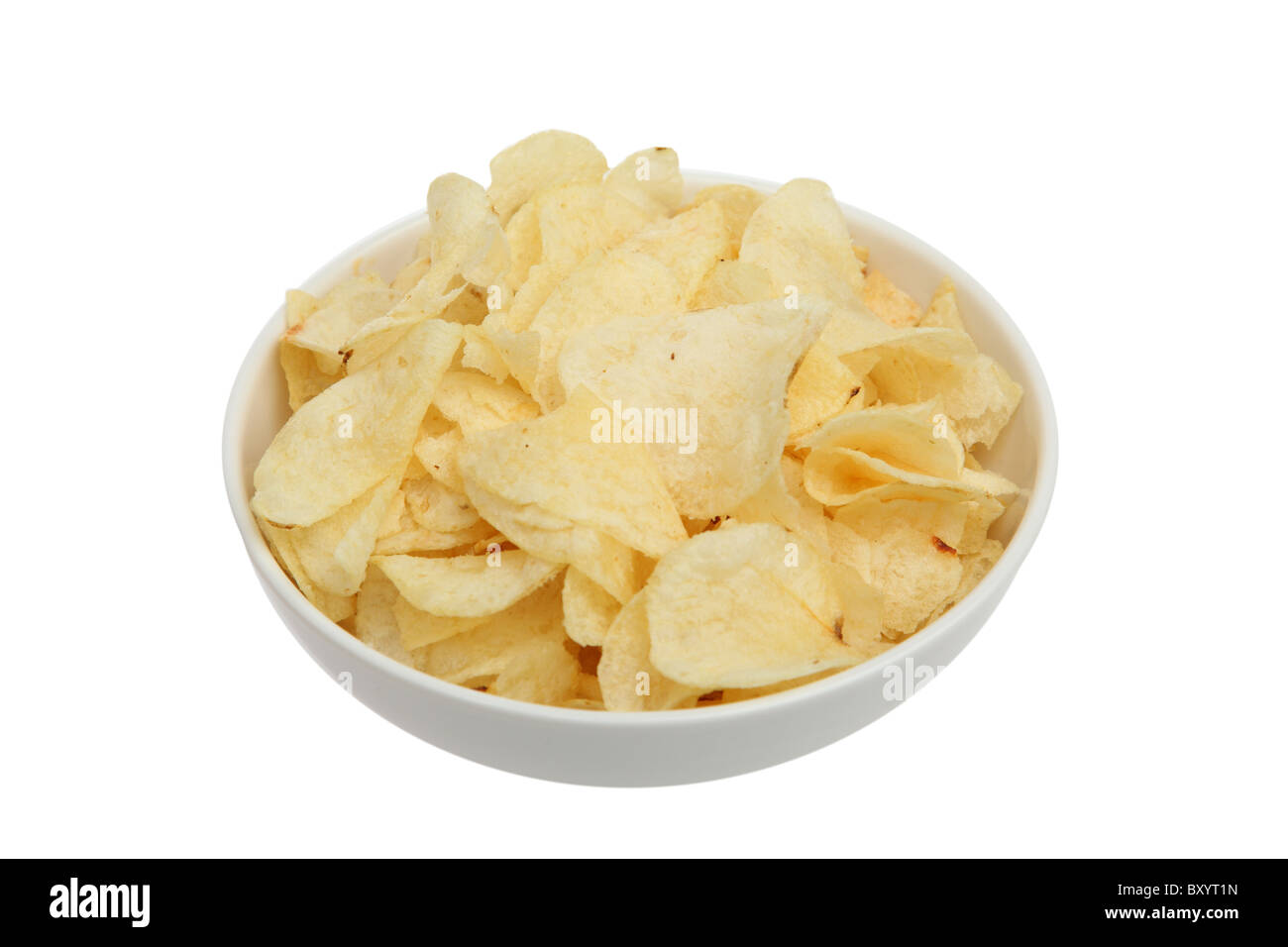 Kartoffelchips in Schüssel auf weißem Hintergrund Stockfoto
