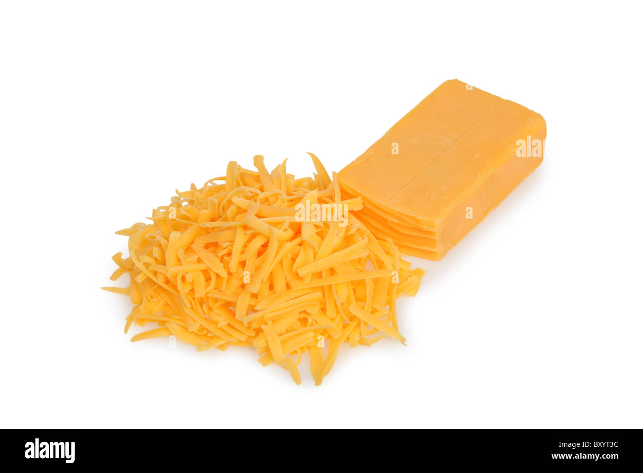 Geriebenen Cheddar-Käse auf weißem Hintergrund Stockfoto