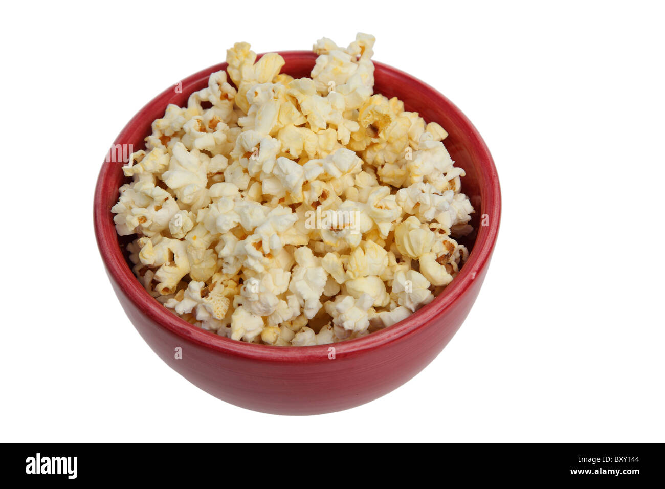 Popcorn in Schüssel auf weißem Hintergrund Stockfoto