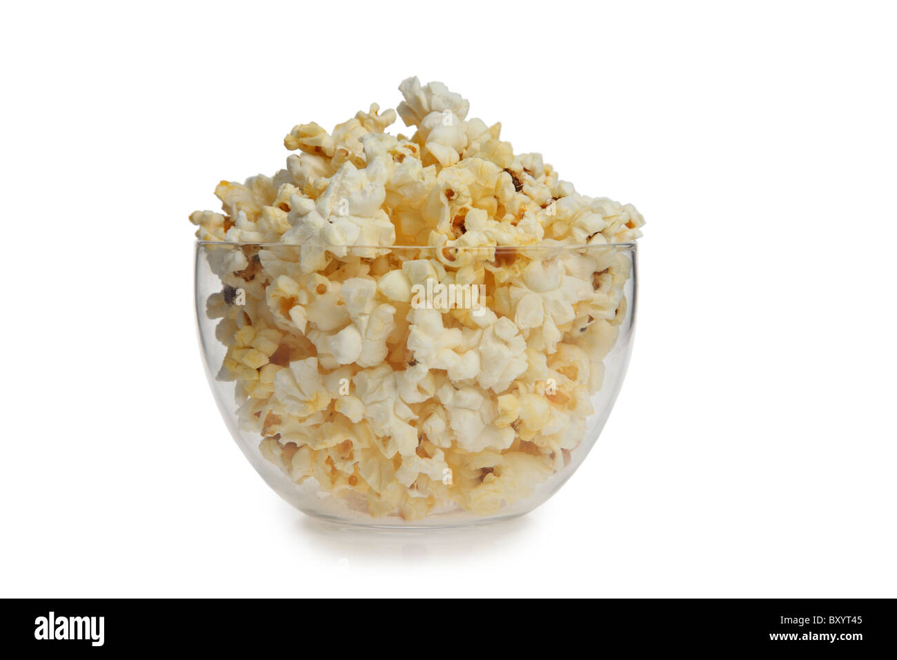 Popcorn in Schüssel auf weißem Hintergrund Stockfoto