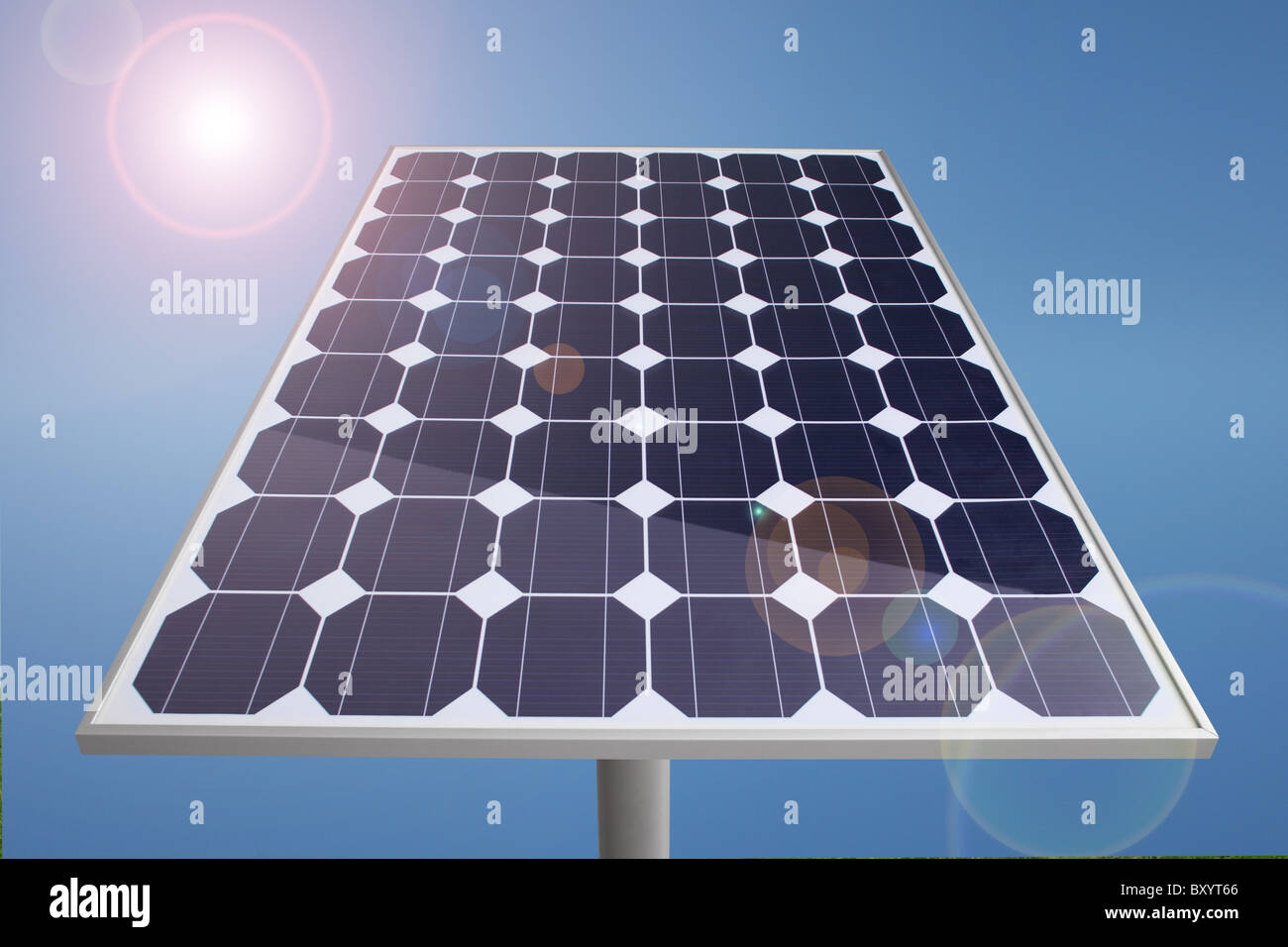 Solar-Panel und Sonne mit blauem Himmel Stockfoto