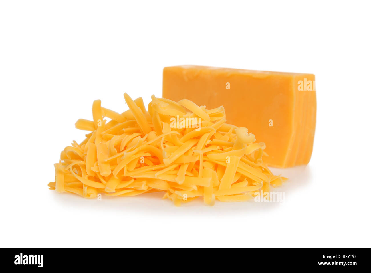 Geriebenen Cheddar-Käse auf weißem Hintergrund Stockfoto