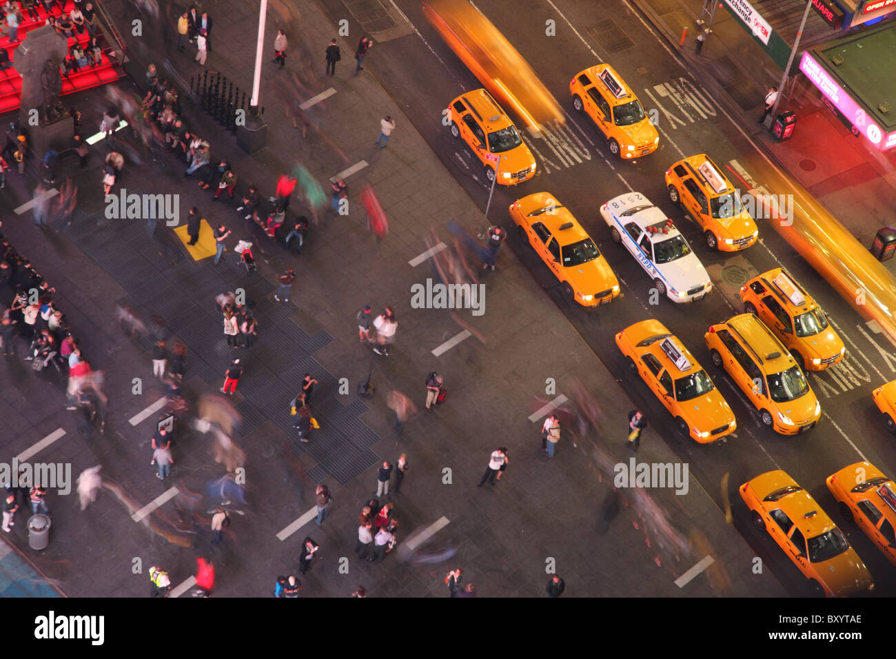 Über Kopf Schuss von Taxis und Menschen wandern, Times Square, Manhattan, New York City Stockfoto
