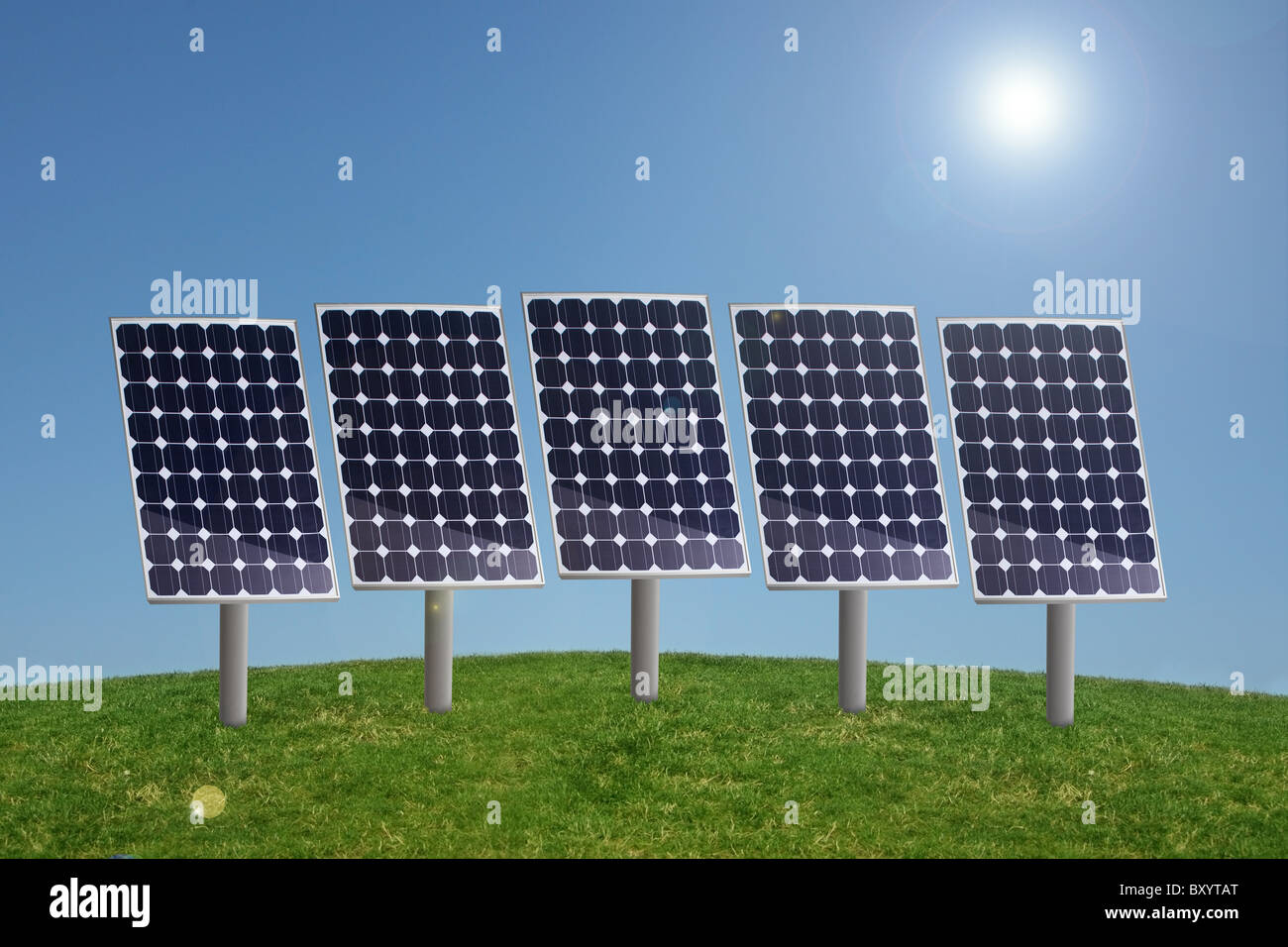 Reihe von Solarmodulen auf Wiese mit blauen Himmel und Sonne Stockfoto