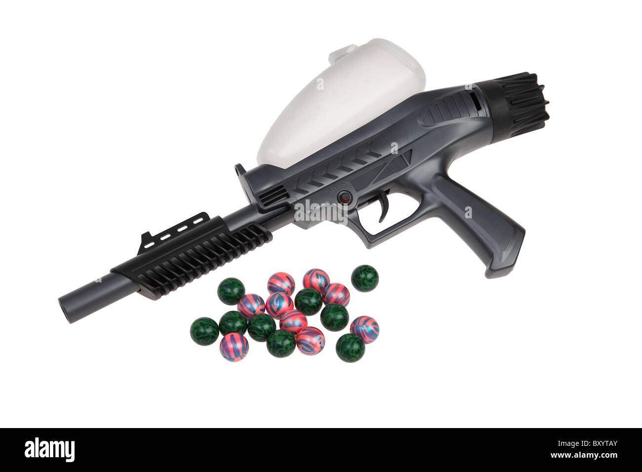 Paintball-Gewehr auf weißem Hintergrund Stockfoto