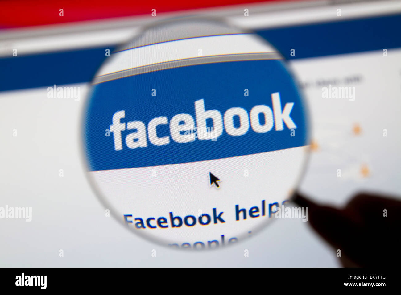 Facebook-Webseite mit Facebook-Logo und Lupe. Stockfoto