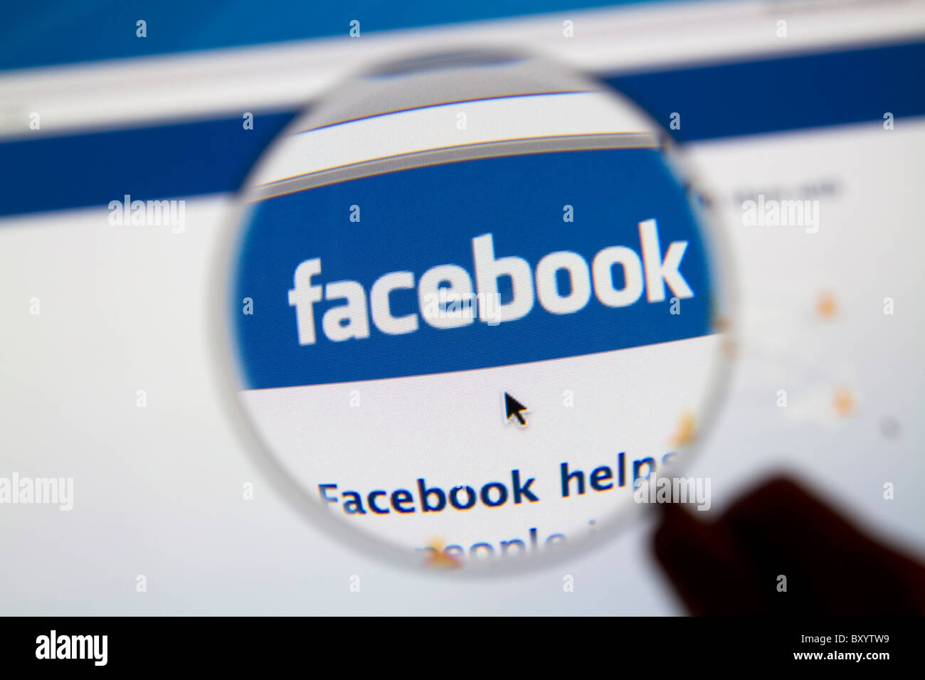 Facebook-Webseite mit Facebook-Logo und Lupe. Stockfoto