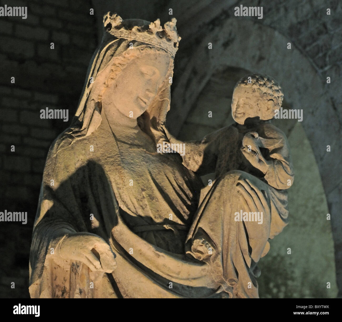 Schöne Steinmetzarbeiten Statue der Madonna mit Kind im französischen Burgund Abtei Abbaye de Fontenay Stockfoto