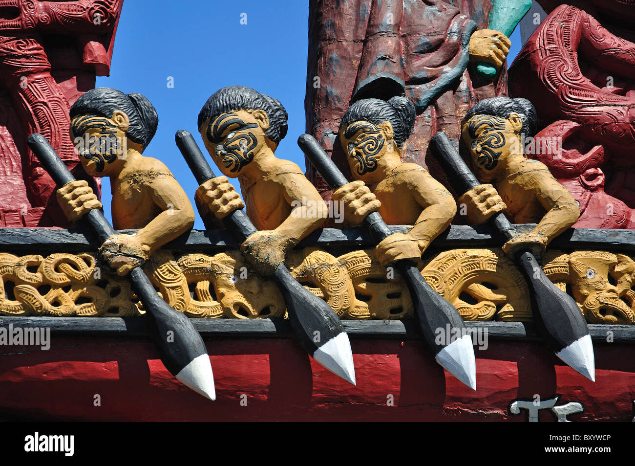 Maori-Schnitzereien auf Tor, Nga Hau E Wha nationalen Marae, Seiten Straße, Aranui, Christchurch, Canterbury, Südinsel, Neuseeland Stockfoto