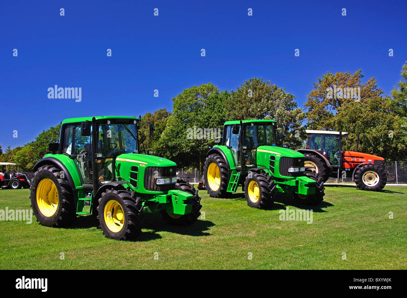Neue John Deere Traktoren zum Verkauf, Main South Road in der Nähe von Christchurch, Canterbury, Südinsel, Neuseeland Stockfoto