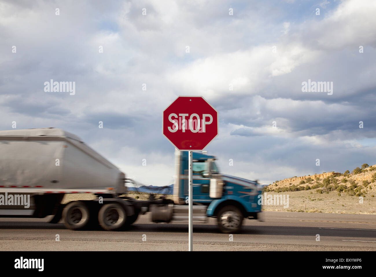 Truck Stop-Schild vorbei Stockfoto