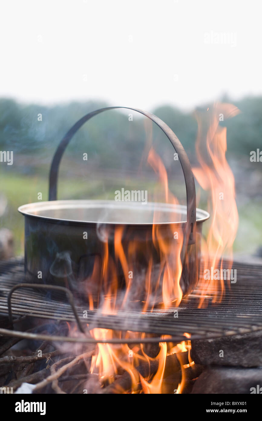 Topf über Lagerfeuer Stockfoto