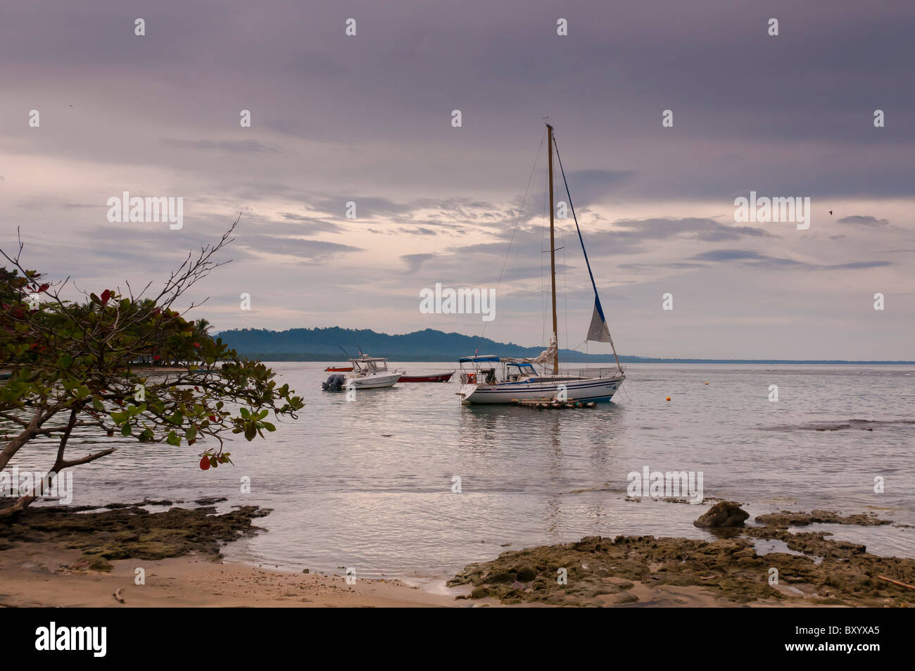 Segelboot am Morgen Costa Rica Karibik Küste Puerto Viejo de Talamanca Stockfoto