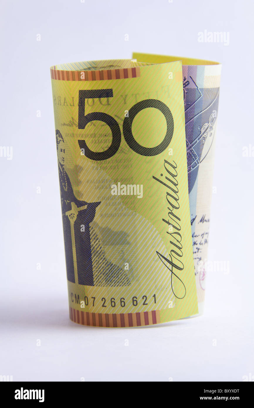 Australische 50 Dollar-Note auf weißem Hintergrund aufgerollt Stockfoto
