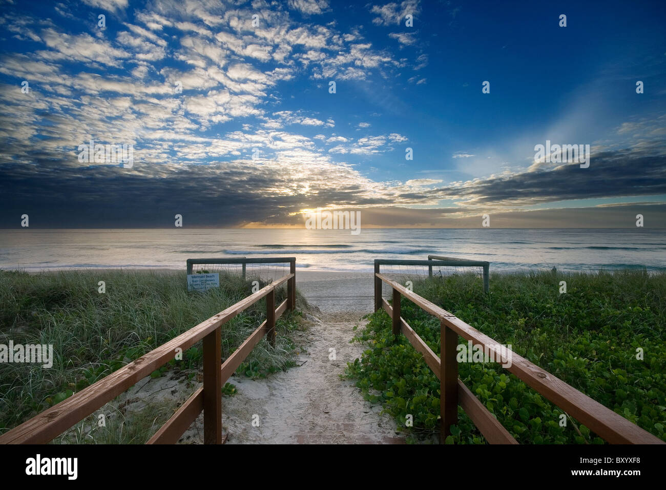 Zugang zum Strand mit führenden Handläufe in Richtung Sonnenaufgang Stockfoto