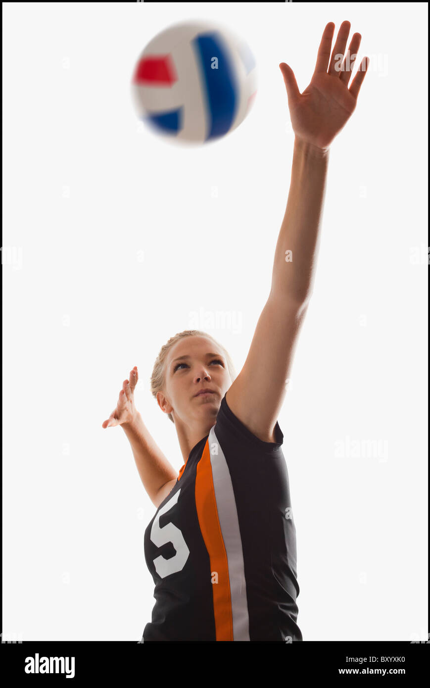 Junges Mädchen Volleyball spielen Stockfoto