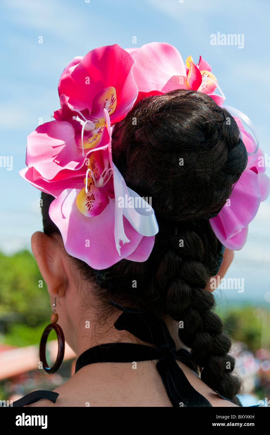 Frisur mit exotischen Blumen, Costa Rica Day Feierlichkeiten Stockfoto