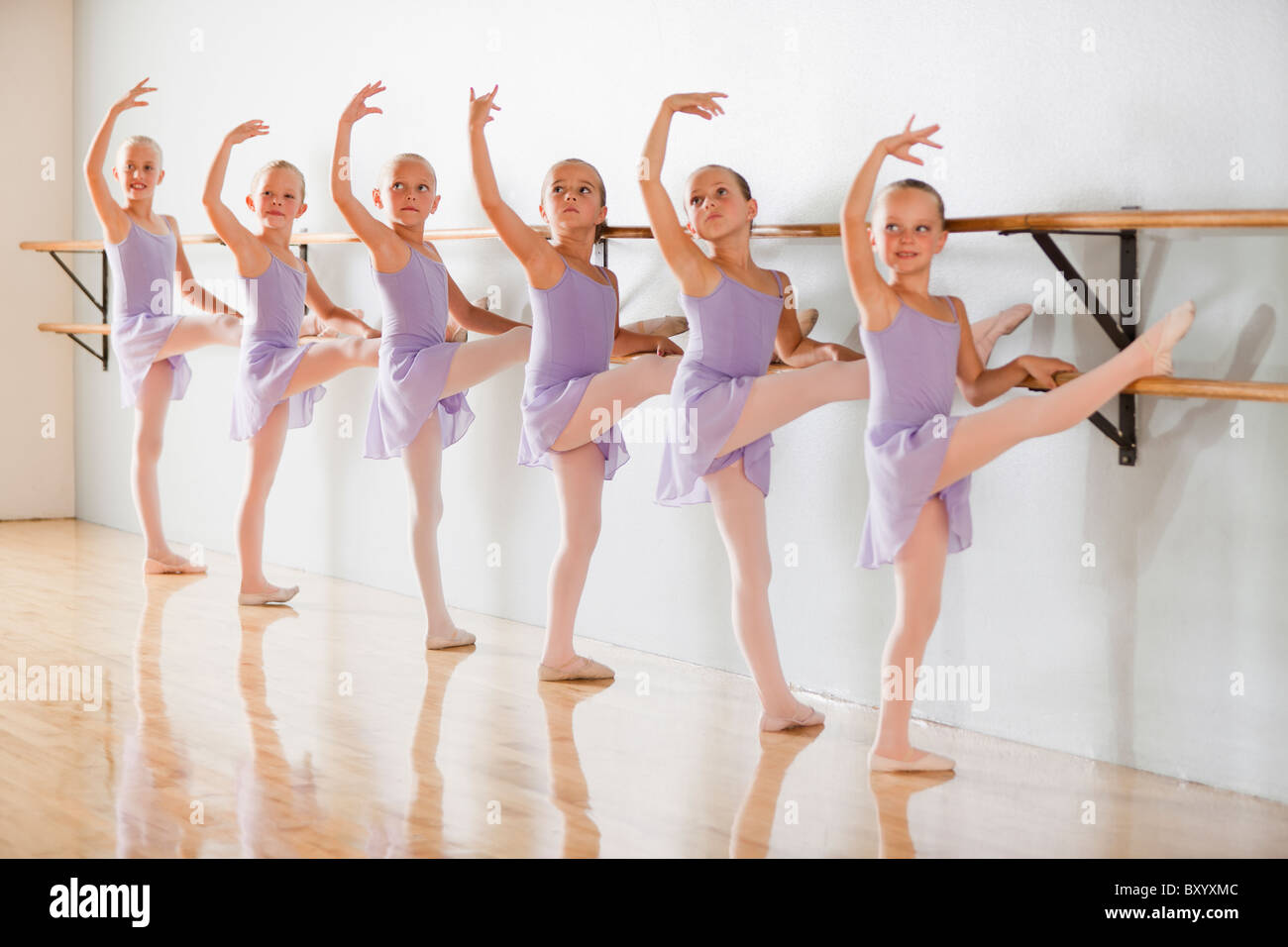 Reihe von weiblichen Balletttänzer in Tanzstudio Stockfoto
