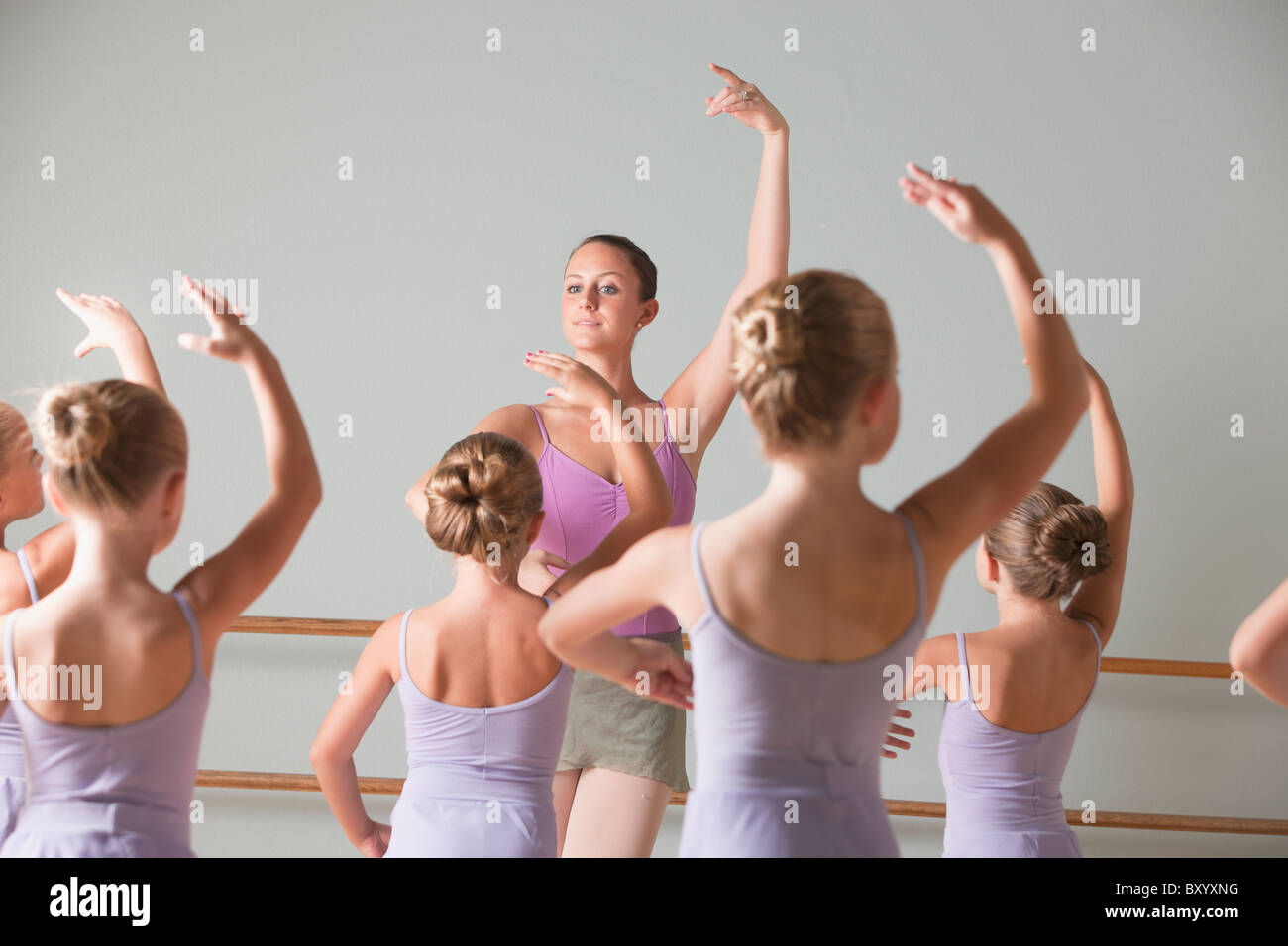 Weibliche Lehrer Ausbildung Ballett-Tänzer im Tanzstudio Stockfoto