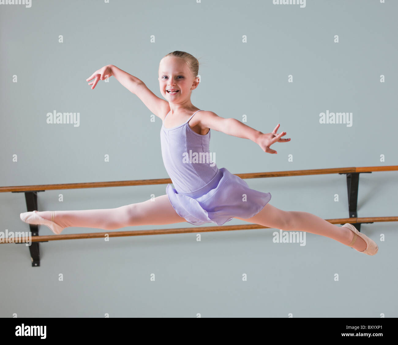 Porträt von Ballett-Tänzerin im Tanzstudio springen Stockfoto