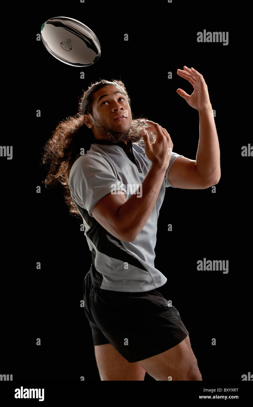 Männliche Spieler fangen Rugbyball Stockfoto