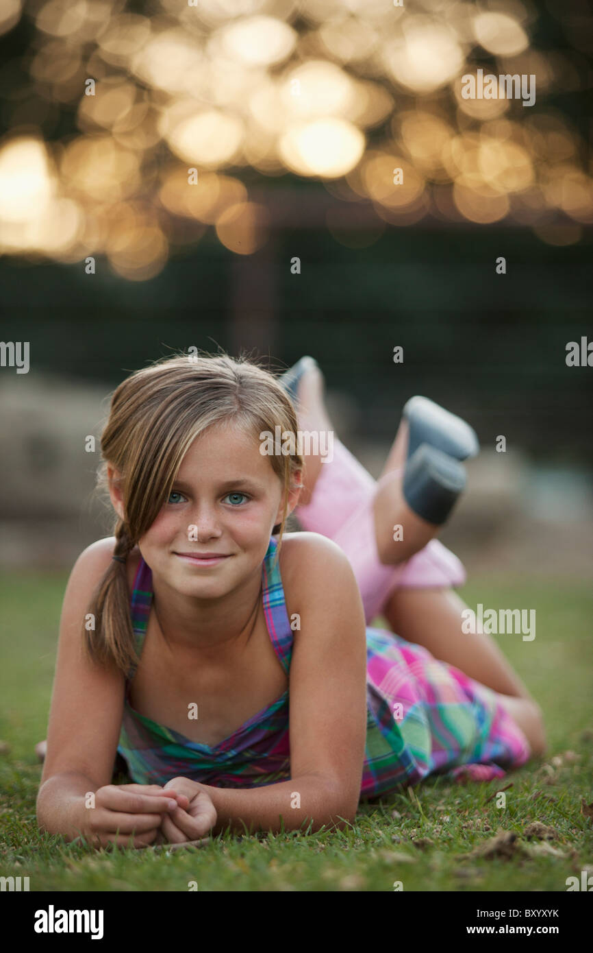 Porträt eines Mädchens auf dem Rasen liegend Stockfoto