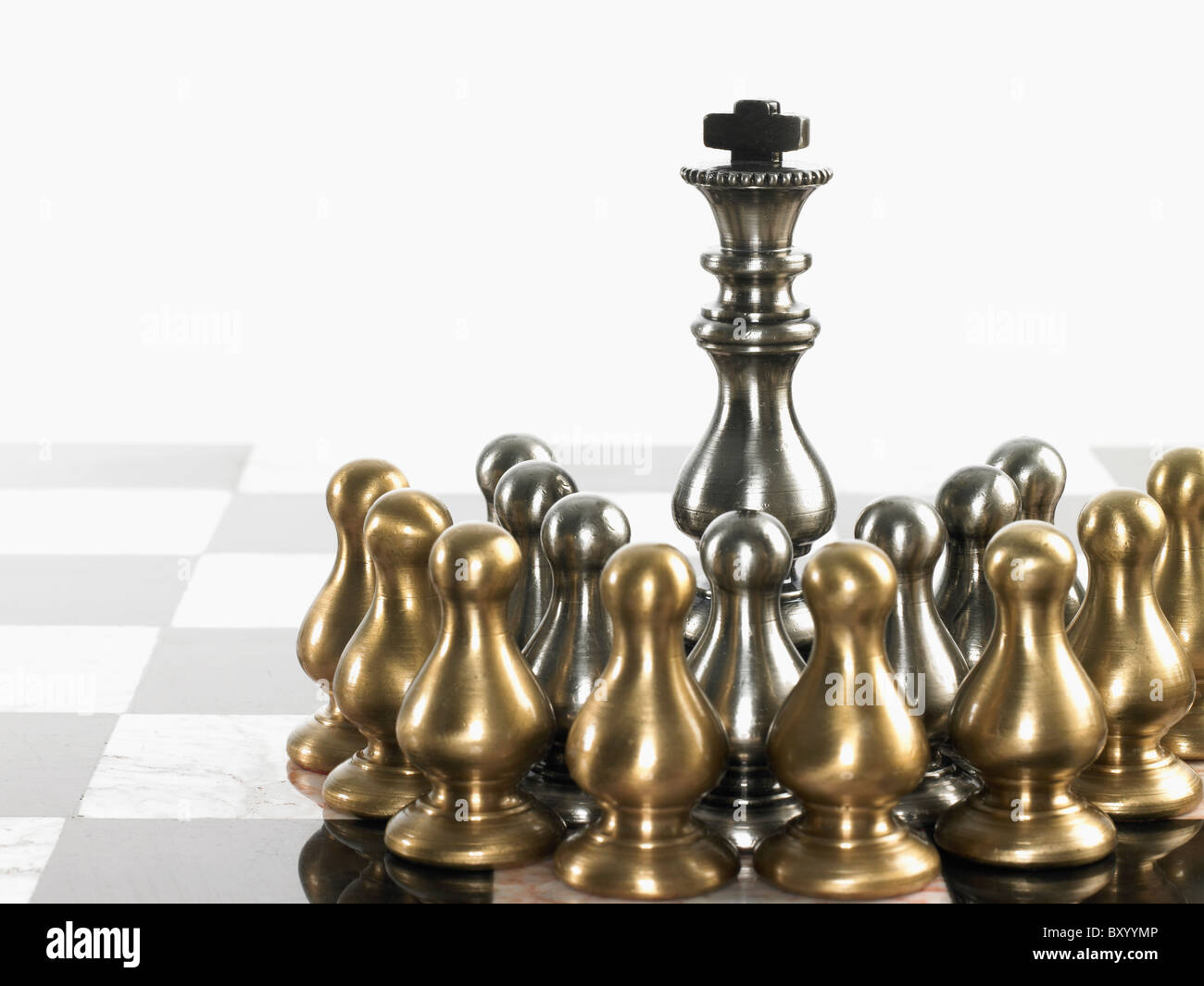 König, umgeben von Bauer Schachfiguren Stockfoto