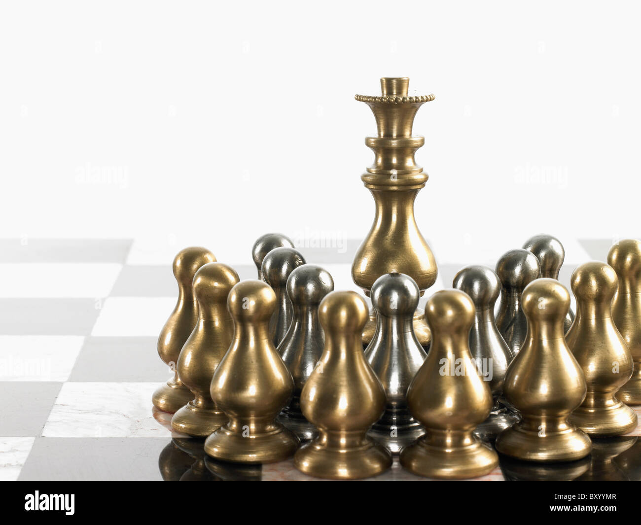 Königin, umgeben von Bauer Schachfiguren Stockfoto