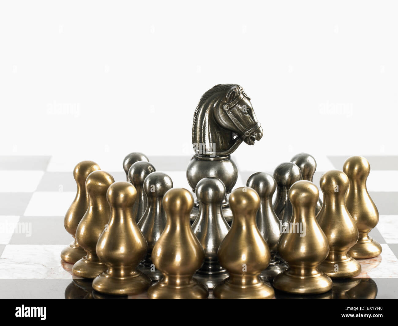 Umgeben von Bauer Schachfiguren Ritter Stockfoto