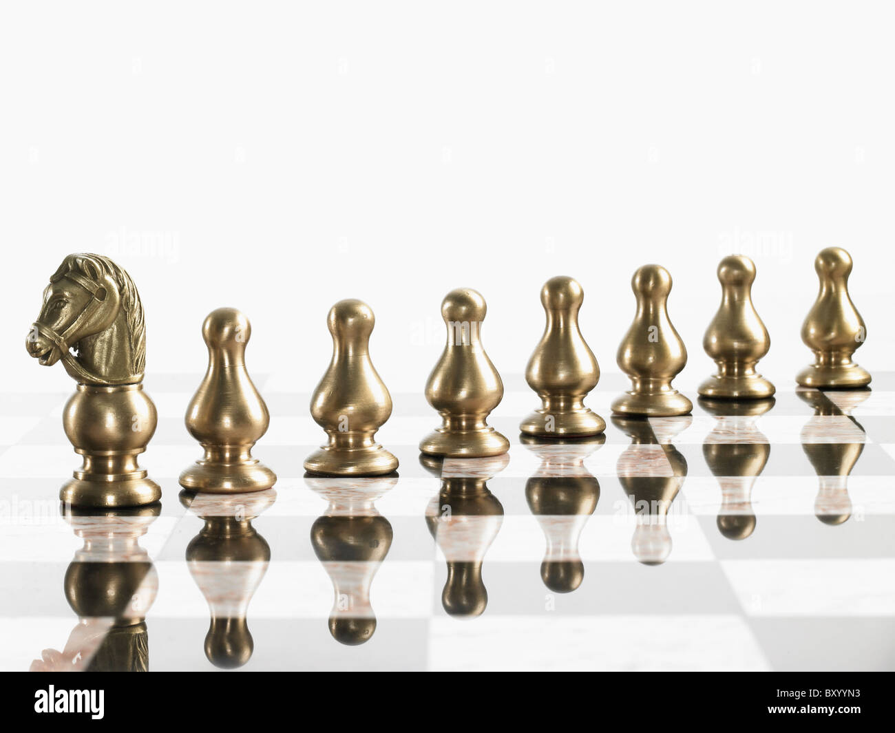 Ritter mit Pfand Schachfiguren an Bord Stockfoto