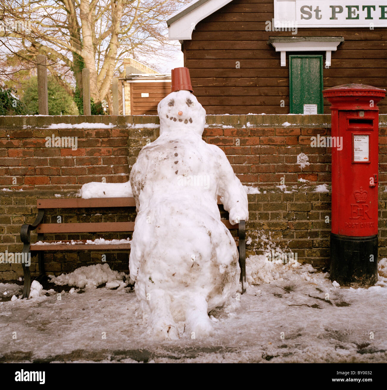Ein Schneemann in Kent in England in Großbritannien im Vereinigten Königreich. Stockfoto