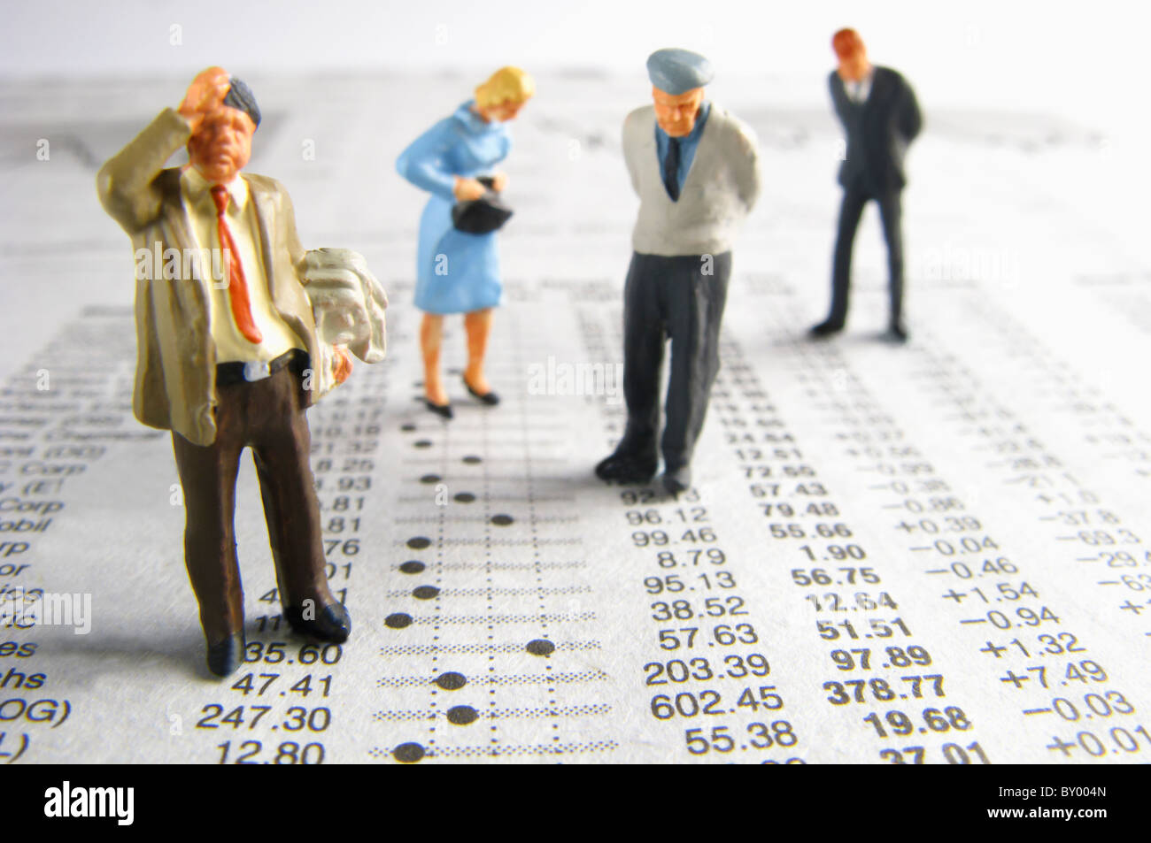 Business-Figuren auf Finanzzahlen Stockfoto