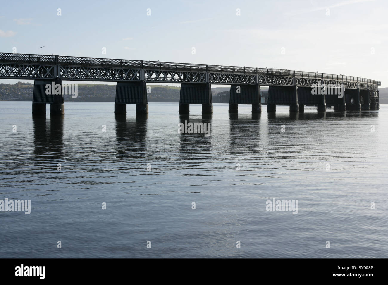 Eisenbahnbrücke über den Tay von Dundee nach Fife. Stockfoto