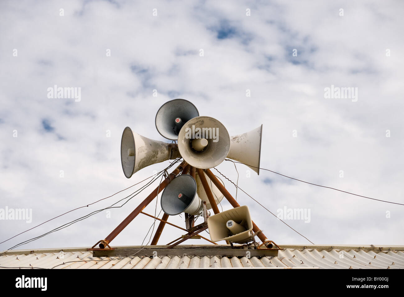 Lautsprecher auf Gebäude Dach in Naha, Okinawa, Japan Stockfoto