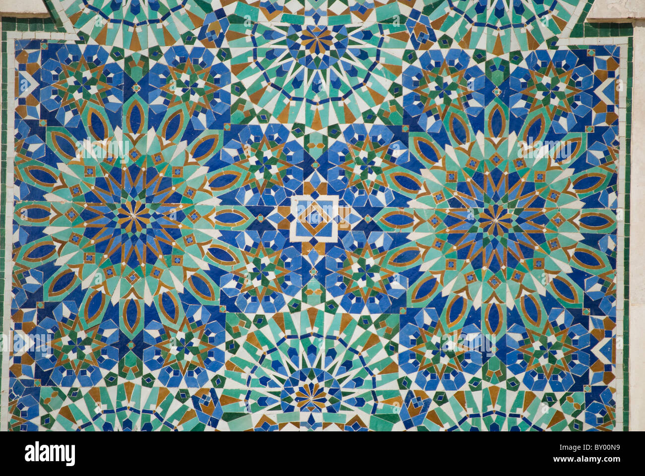 Ein Beispiel für die schönen Zellij, marokkanische Handarbeit, erkennbar an der Hassan II Moschee in Casablanca Stockfoto