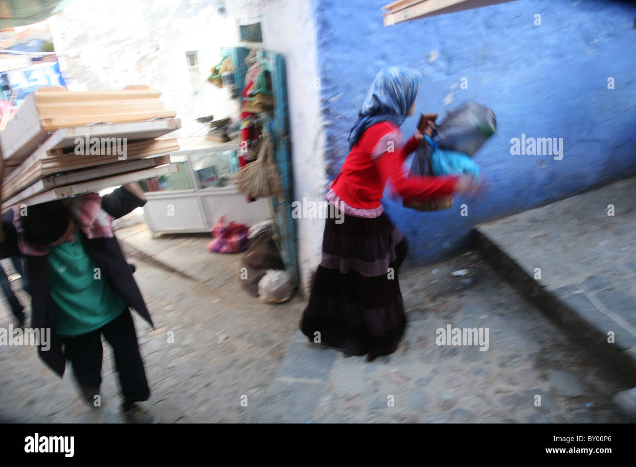 Einheimischen zu Fuß rund um das Bergdorf von Chefchaouen in Marokko. Sie sind einheimische waring traditionelle Kleidung Stockfoto