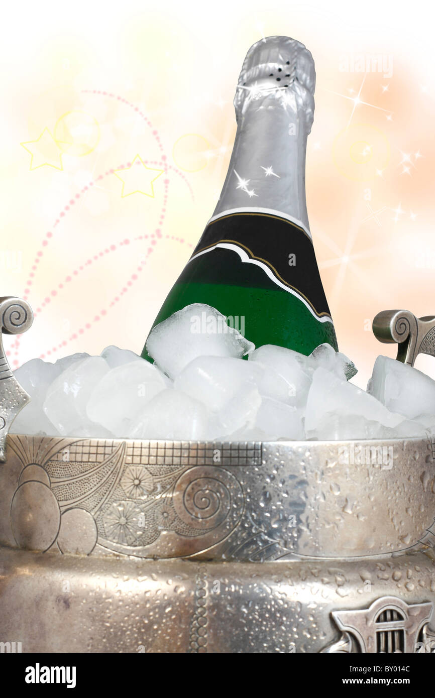 Silber Antik Eiskübel und eine Flasche Champagner Stockfoto