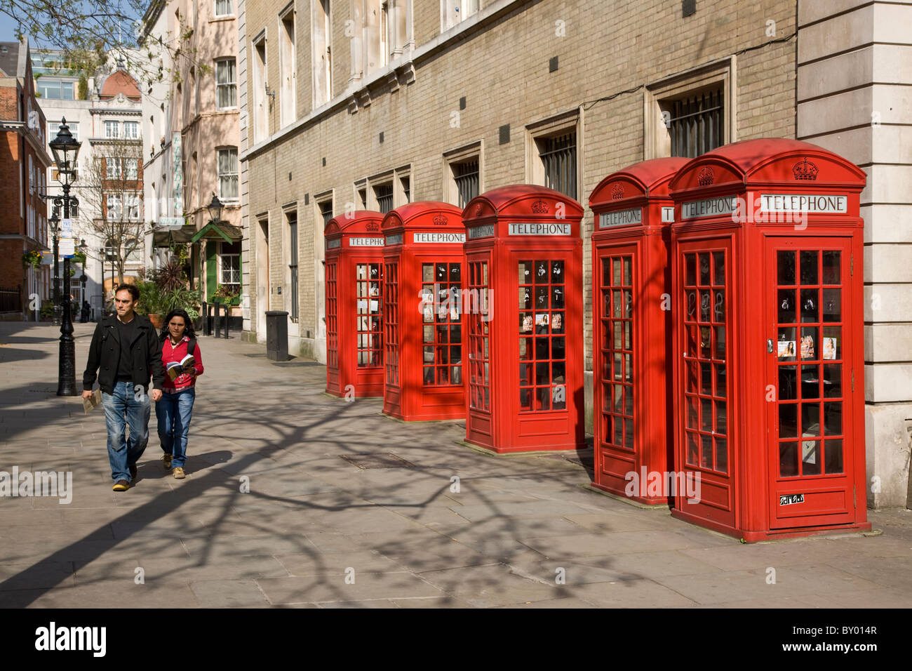 Reihe von traditionellen Telefonzellen außerhalb der Royal Opera House in Covent Garden Stockfoto