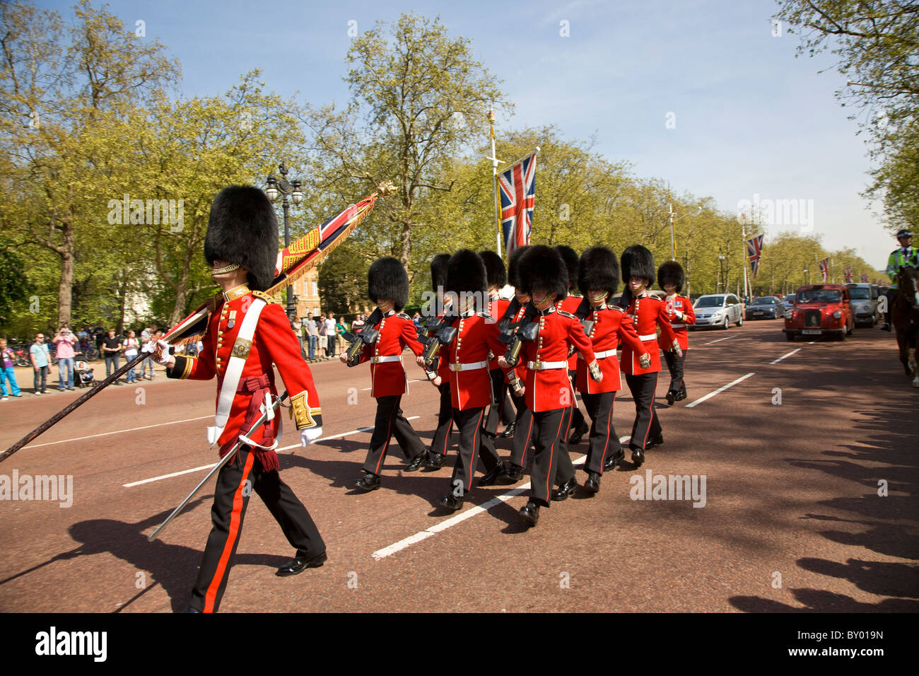 Guards marschieren entlang der Mall in Richtung Buckingham Palast für die Wachablöse Stockfoto