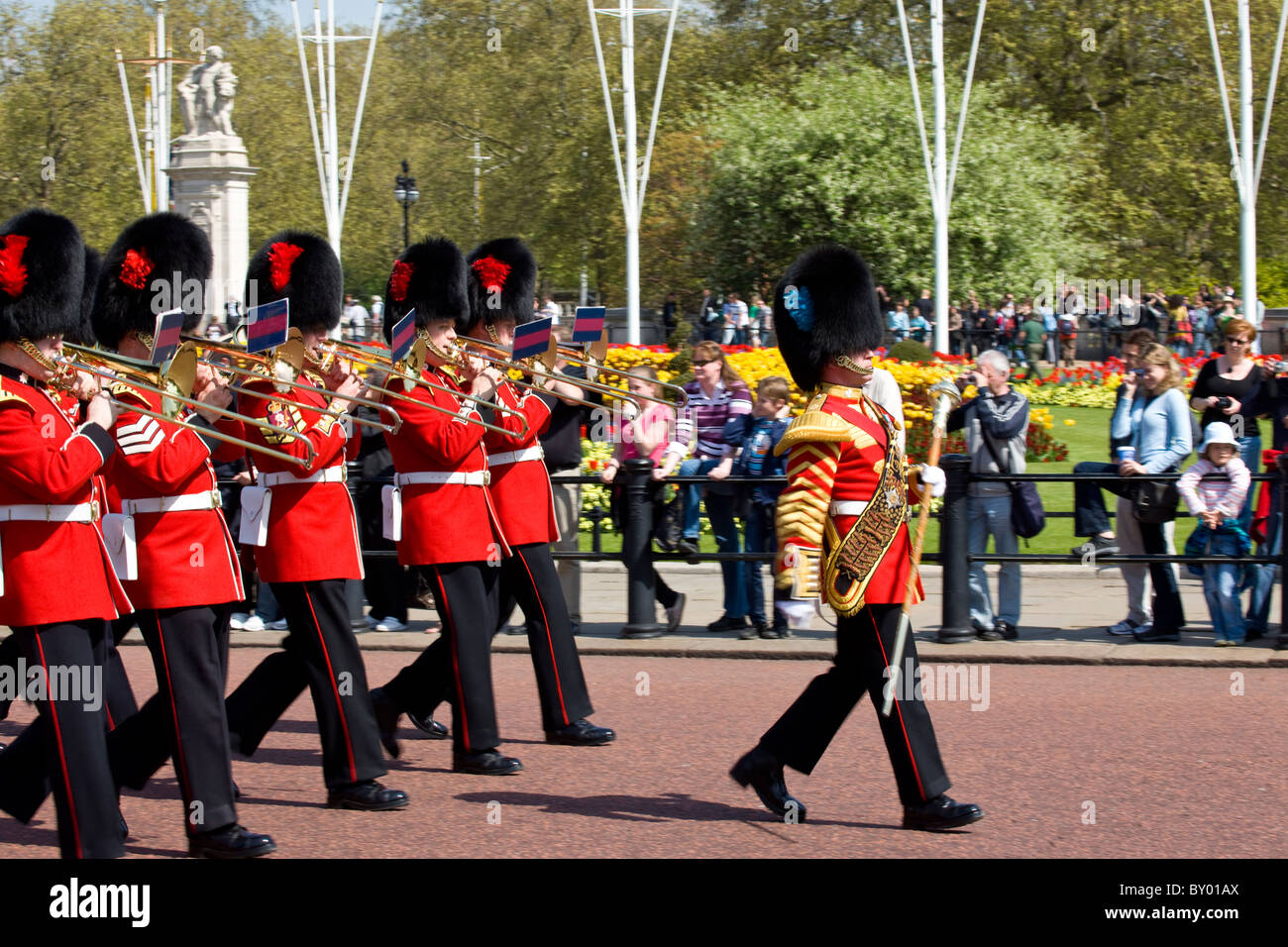 Menschenmassen beobachten die Wachablöse vor dem Buckingham Palace Stockfoto