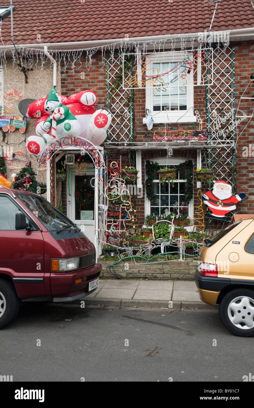 Kleines Haus mit Weihnachtsschmuck und Lichter der Vorderseite Stockfoto