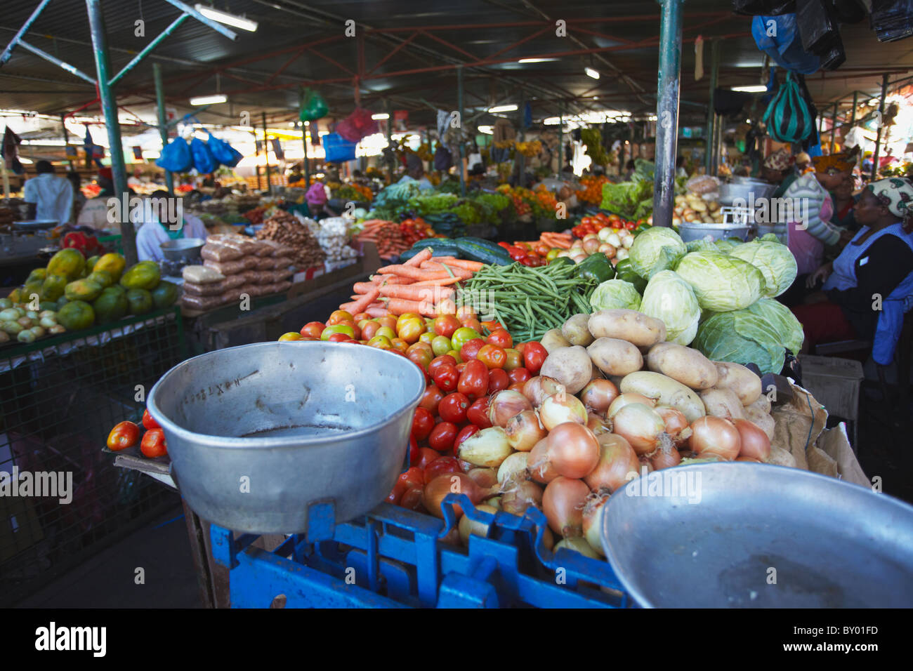 Obst- und Gemüsestände im Stadtmarkt, Maputo, Mosambik Stockfoto
