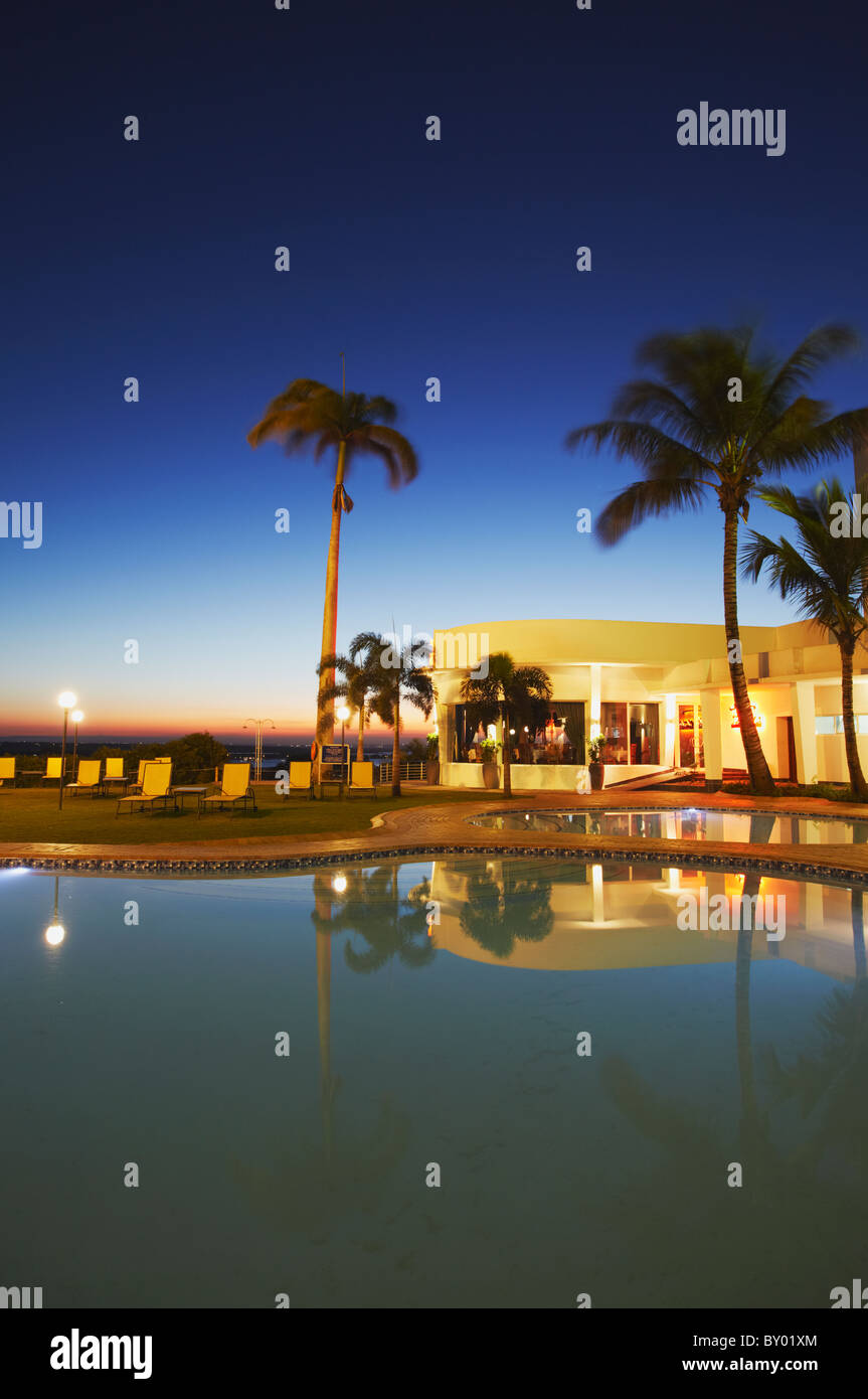 Pool am Hotel Cardoso bei Sonnenuntergang, Maputo, Mosambik Stockfoto