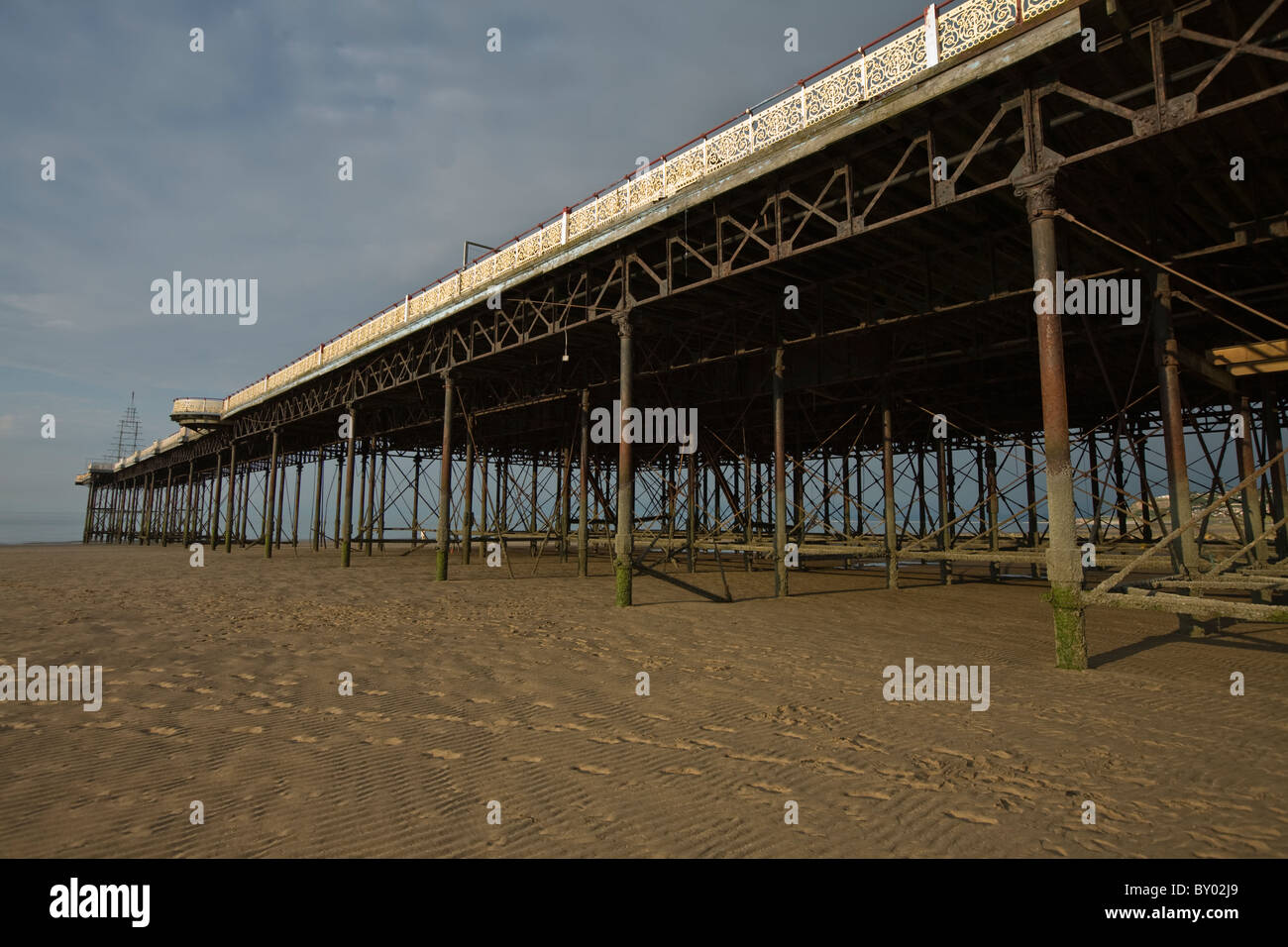 Blick auf langen Pier auf sand Stockfoto