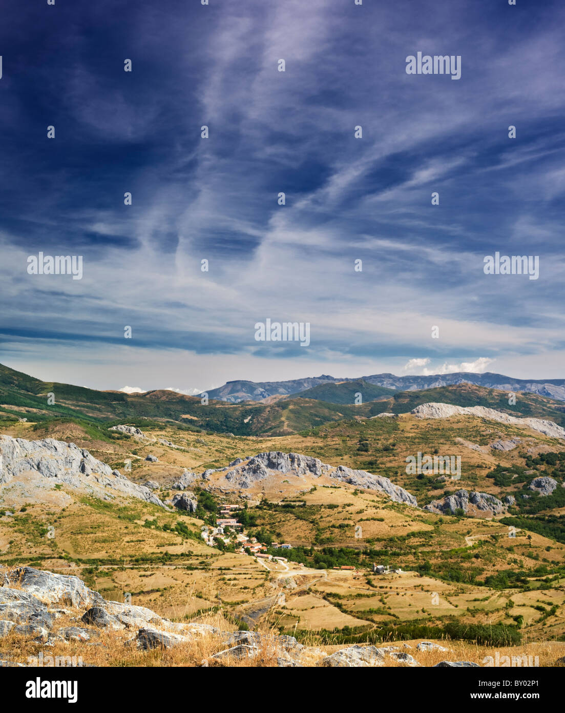 Das Dorf Santibañez de Resoba in den Palentine Bergen, Teil des Kantabrischen Gebirges im Norden Spaniens Stockfoto