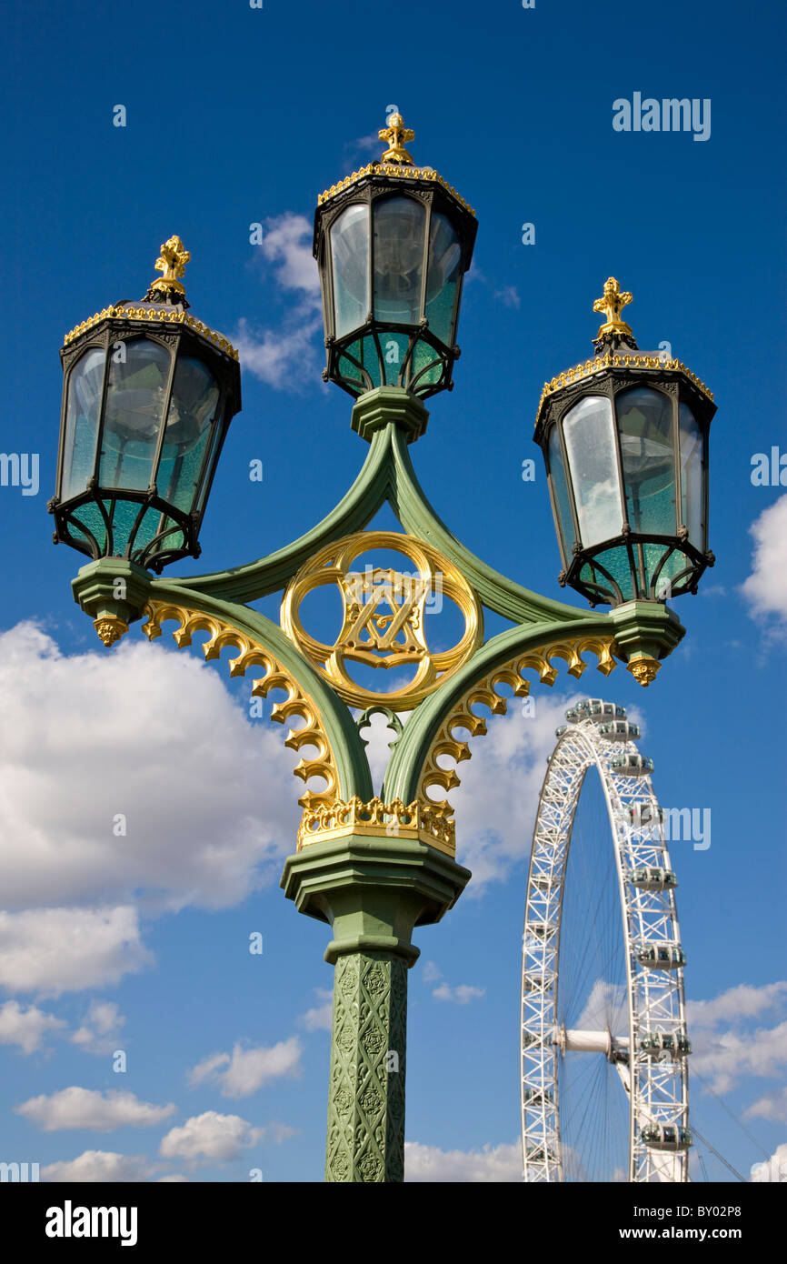 Detail der Lampe auf Westminster Bridge und dem London Eye Stockfoto
