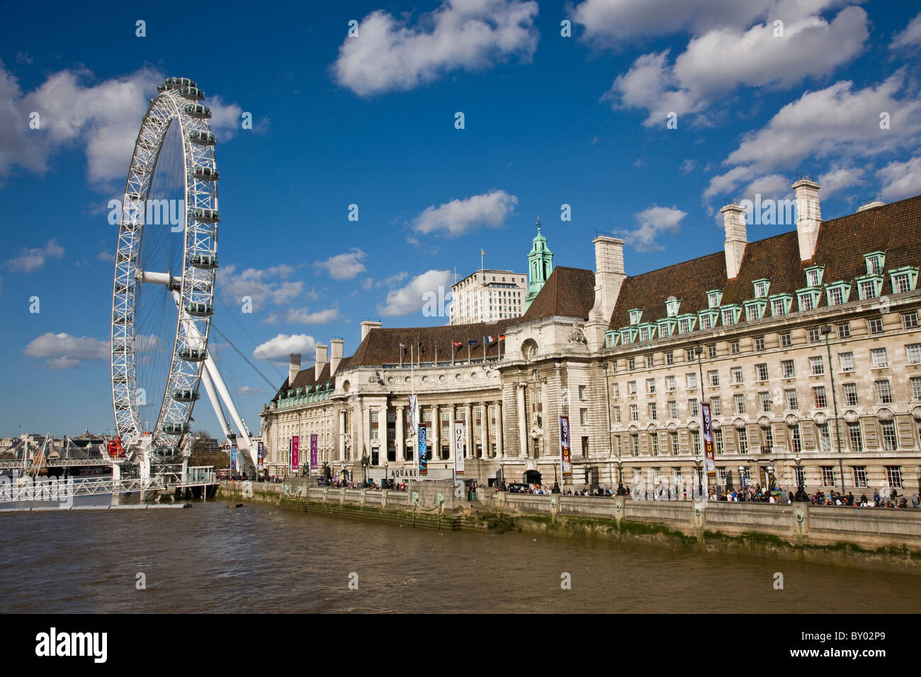 County Hall und das London Eye von Westminster Bridge Stockfoto