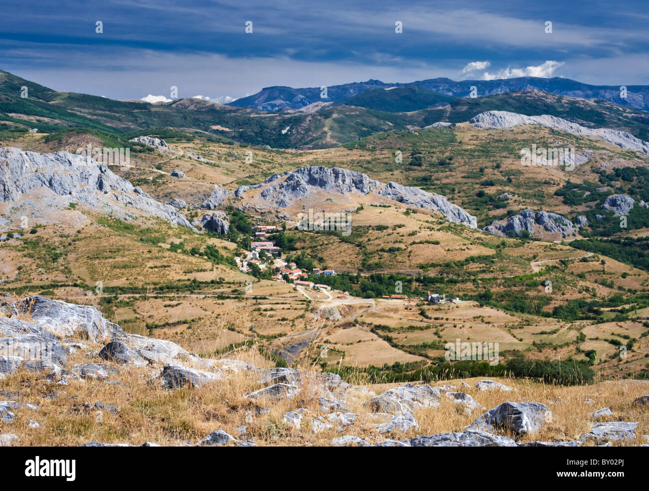 Das Dorf Santibañez de Resoba in den Palentine Bergen, Teil des Kantabrischen Gebirges im Norden Spaniens Stockfoto