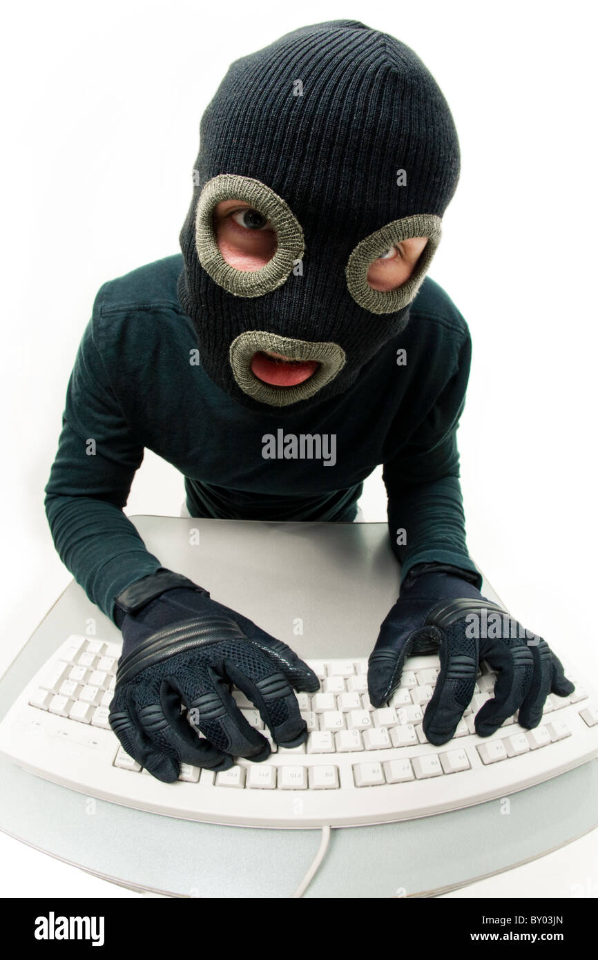 Bild der Verbrecher in Balaclava Tasten der Tastatur Stockfoto