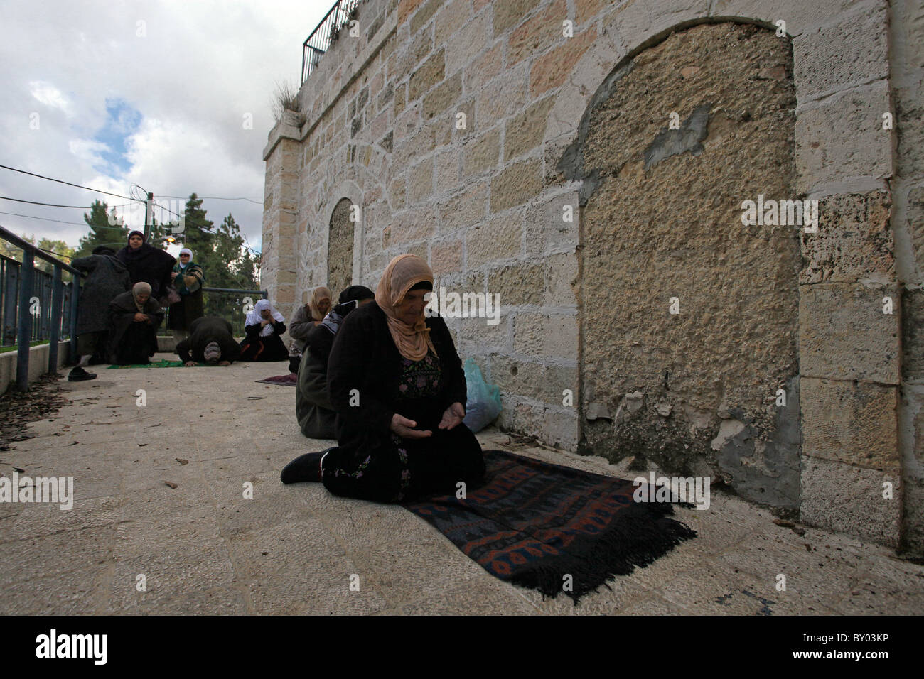 Palästinensische Frauen beten, wie Sie das Dorf der Familie in Ein Karem oder Ain Kerem ein Stadtteil im Südwesten von Jerusalem, die von arabischen Einwohner entvölkert war und während des arabisch-israelischen Krieges 1948 von jüdischen Einwanderern wiedereingestellten besucht. Israel Stockfoto
